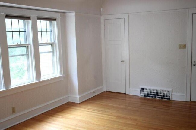 Foto del edificio - 1614 E Newton Ave