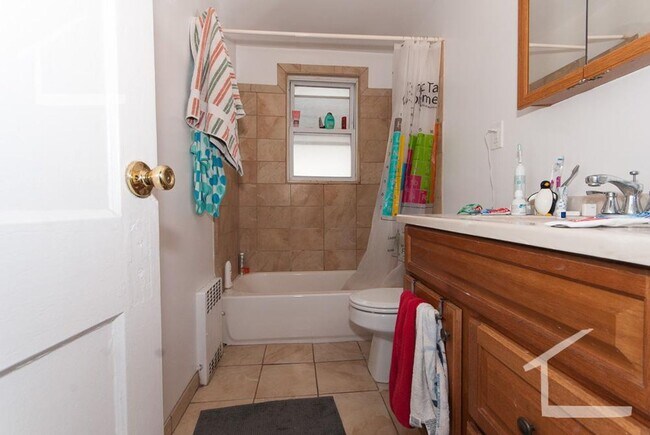Foto del edificio - Student Friendly Housing near BU w 2 bathrooms!  Laundry in  Unit