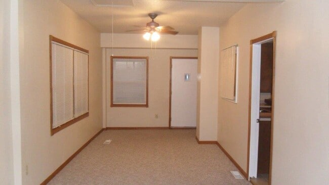 Building Photo - 415 N Neisse St