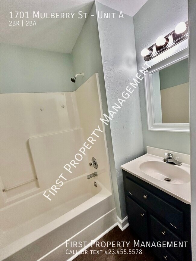 Building Photo - Close to Downtown! 2/1.5 Duplex: Central A...