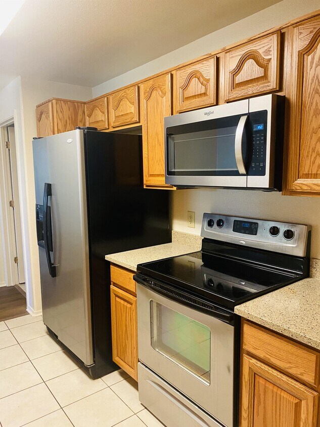 Foto principal - 2550 E River Rd