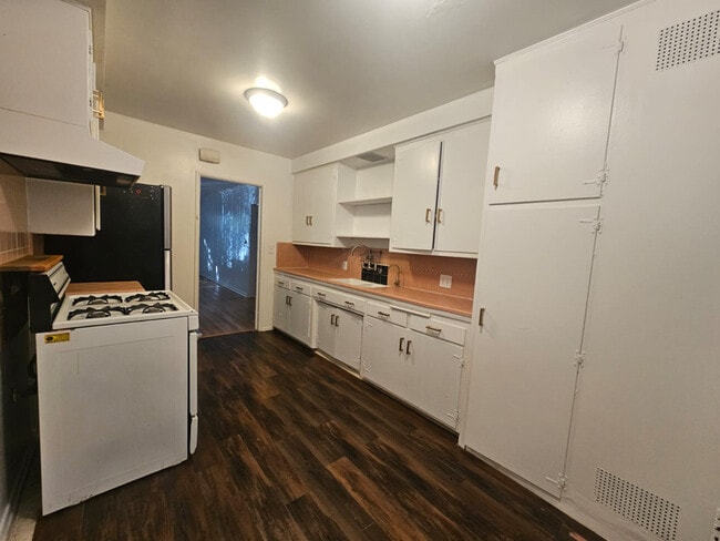 Building Photo - 1850 N La Brea Ave