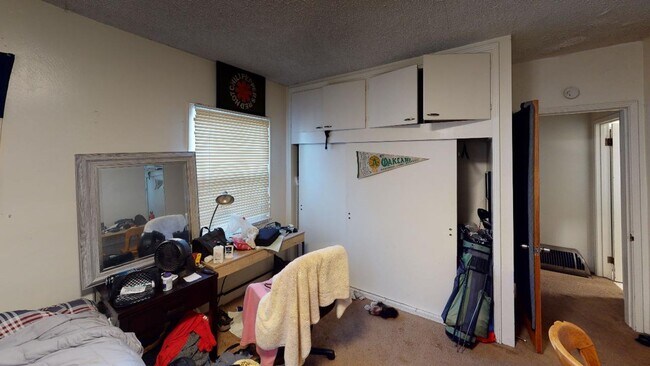 Building Photo - 3 Bedroom 2 Bathroom Home Available July