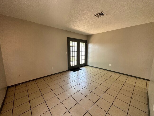 Building Photo - 2 Bed Duplex OKC