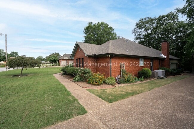 Building Photo - 2300 Brigadoon Dr