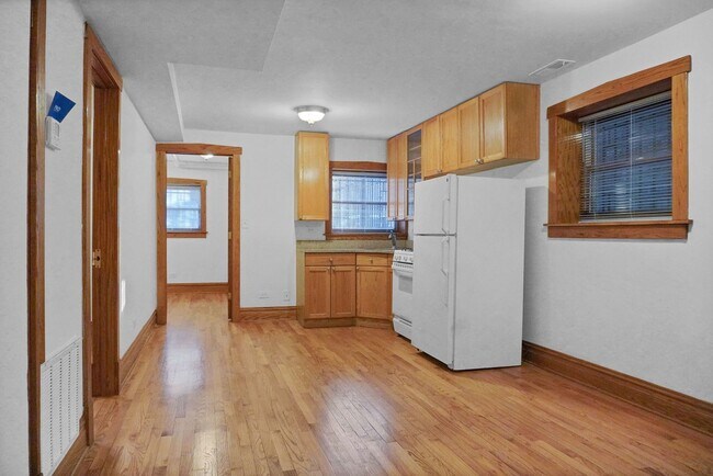 Building Photo - 1402 W Warner Ave
