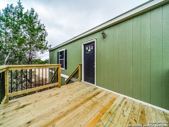 Building Photo - 3 Bedroom/2 Bathroom Home in the Holiday V...