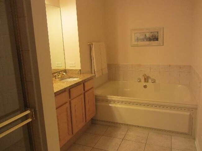 Foto del edificio - 3 Bedroom Beautiful Quiet Townhome in West...