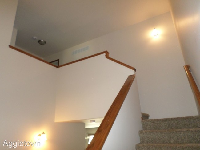 Building Photo - 3 br, 2.5 bath House - 502 Highland Ridge