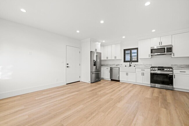 Foto del edificio - 16245 Chatsworth St