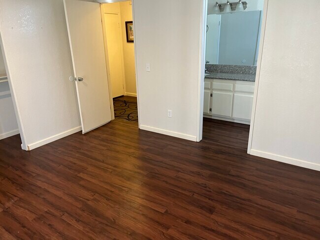 Foto del edificio - 13910 Juniper St
