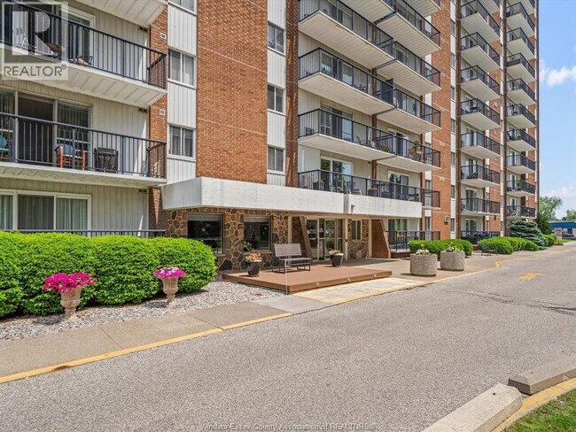 Photo du bâtiment - 8591 Riverside Dr E