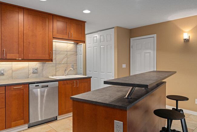 Building Photo - 4 Touchstone