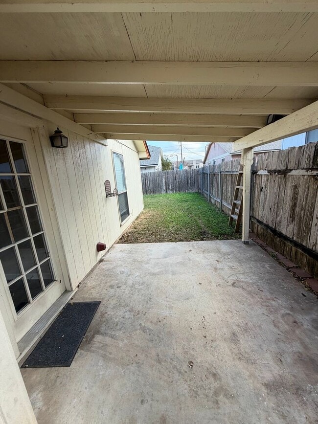 Foto del edificio - 3/2 with backyard (llarda)