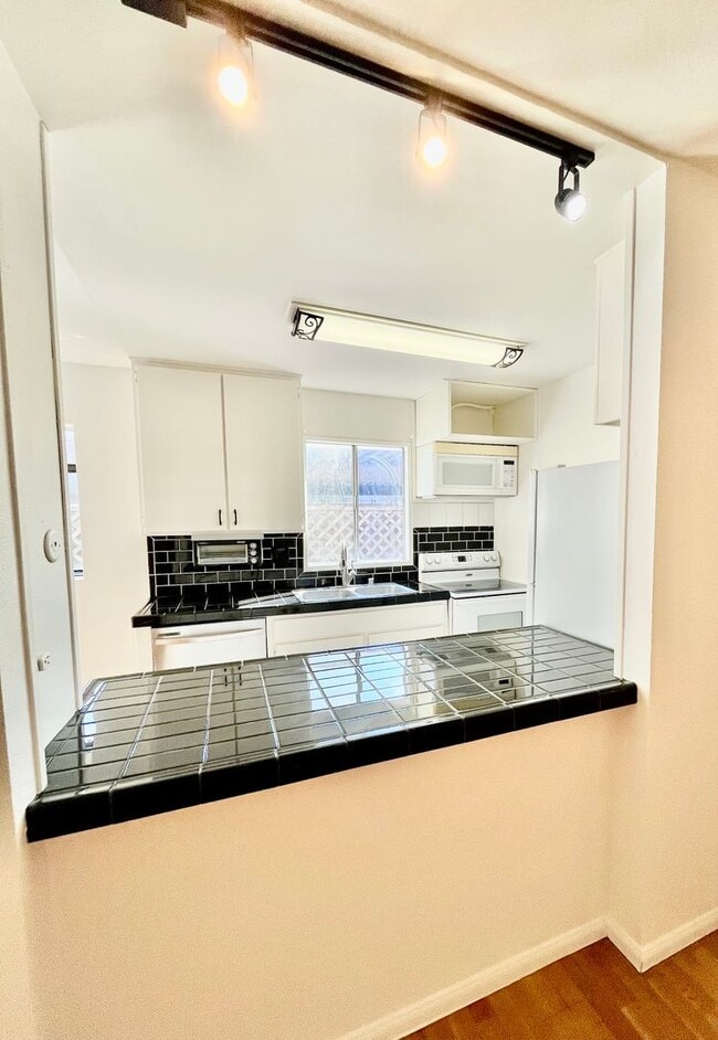 Foto del edificio - Charming 2 Bed 2 Bath Condo with Washer and Dryer!