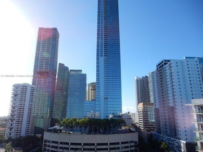 Building Photo - 1420 Brickell Bay Dr
