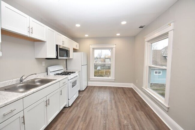 Foto del edificio - Spacious Downtown Mishawaka Apartment