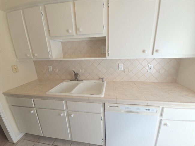 Foto del edificio - 2350 Bering Dr