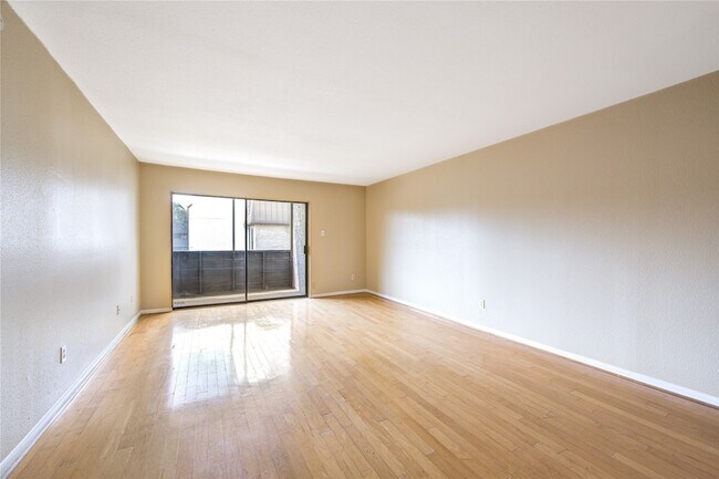 Foto del edificio - 3055 Walnut Bend Ln