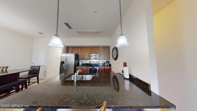 Foto del edificio - 218 Larkin Pl