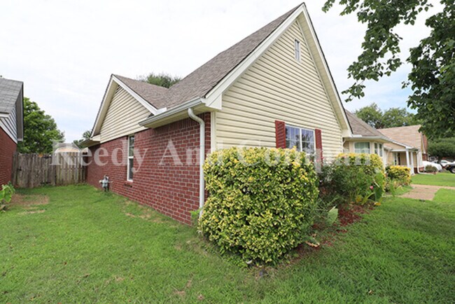 Building Photo - 5961 Kentwood Dr