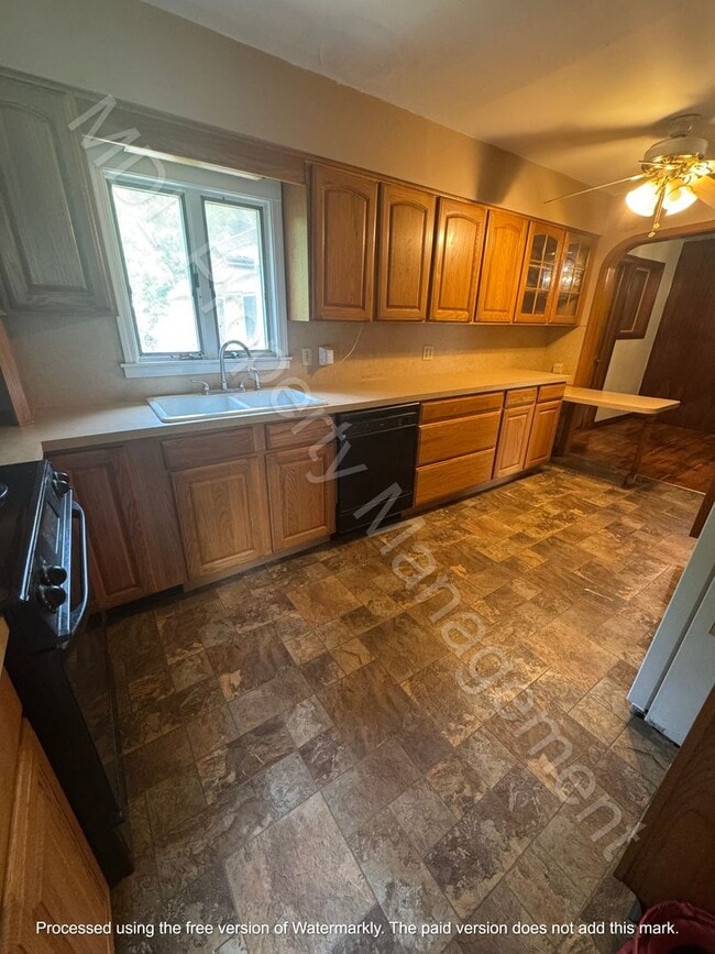 Building Photo - 4 Bedroom Home w/ Attached Garage and a Su...