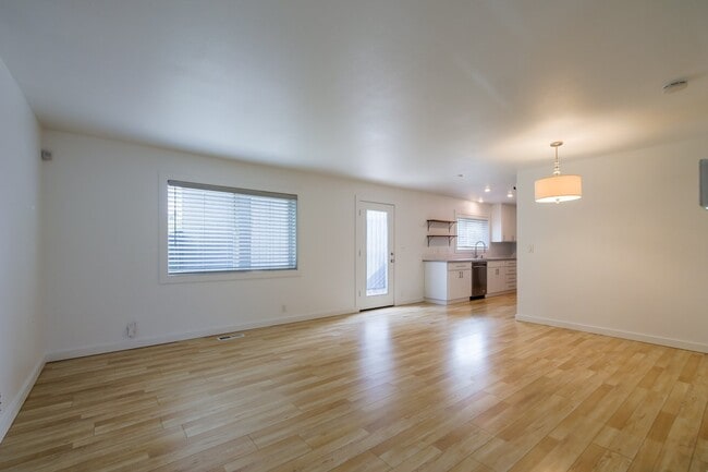 Building Photo - 6235 SE Clatsop St