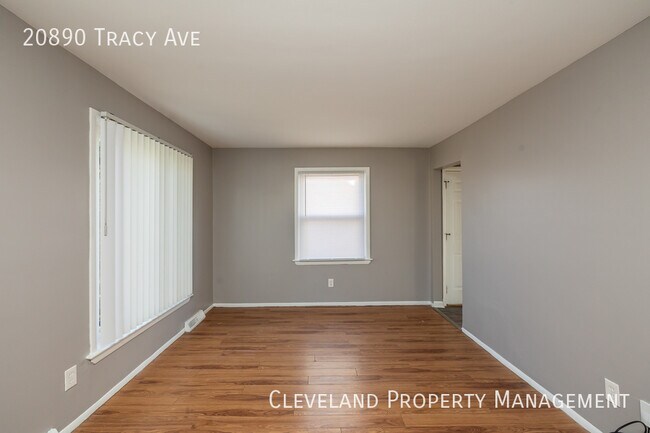 Building Photo - Beautiful Euclid Bungalow