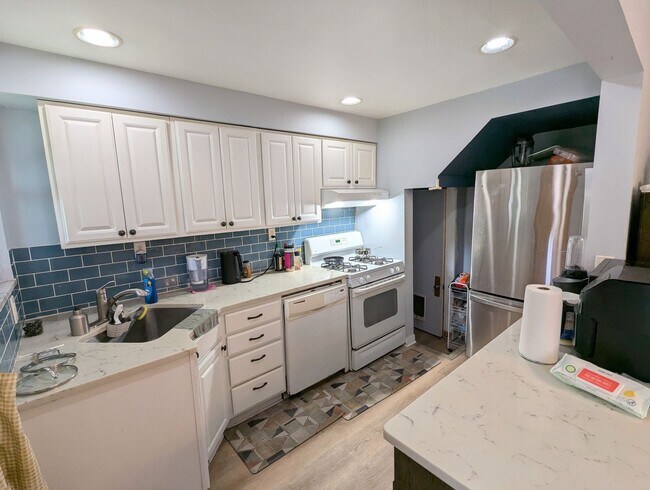 Foto del edificio - 6330 Crombie St