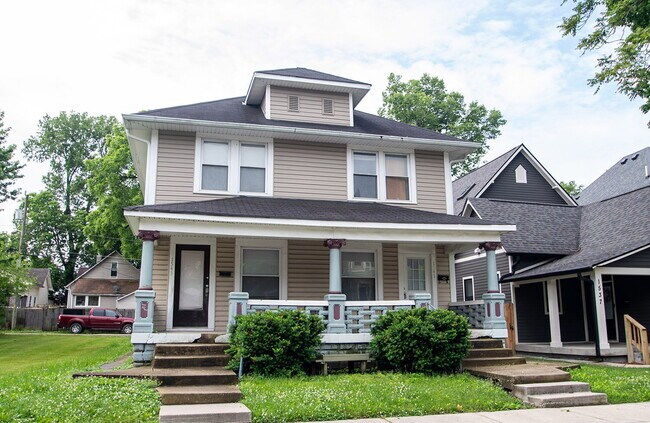 Foto del edificio - "Charming 3-Bed Duplex Retreat on E Ohio S...