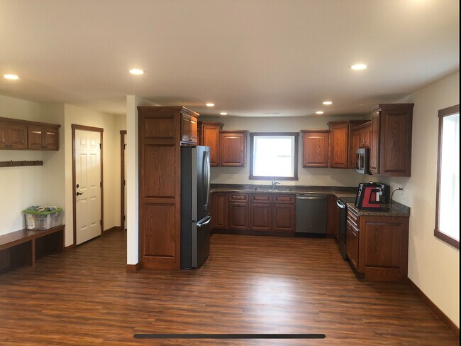 Foto del edificio - 1402 Maple Dr