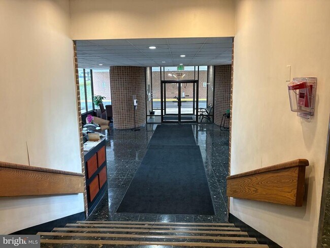 Foto del edificio - 6317 Park Heights Ave
