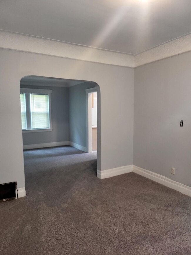 Building Photo - $ 1100 - 3 Bedroom 1 Bath