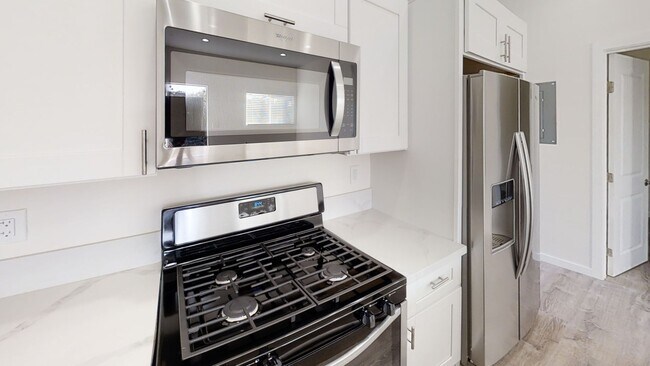 Building Photo - 4BD/2BA, Balcony Views!! (Lease out, pending signatures. Check back in a few days!)