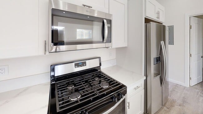 Building Photo - 4BD/2BA, Balcony Views!!