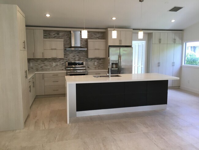 Building Photo - 2845 Riviera Dr