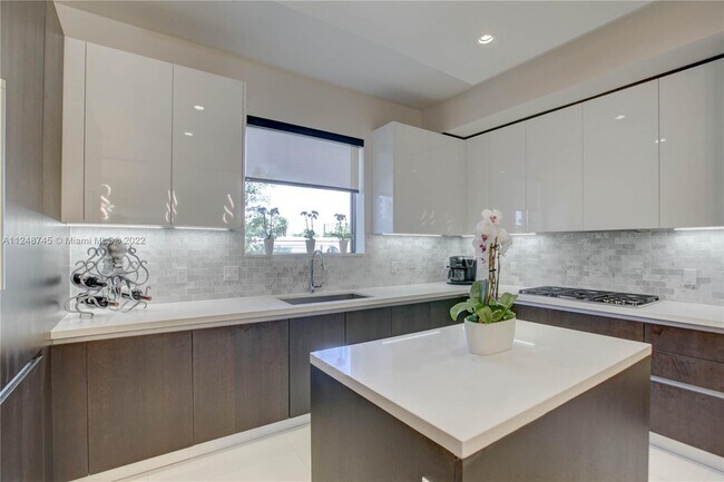 Building Photo - 3040 N Ocean Blvd