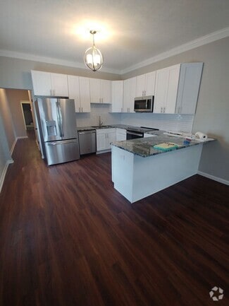 Building Photo - 563 Wainwright Ave