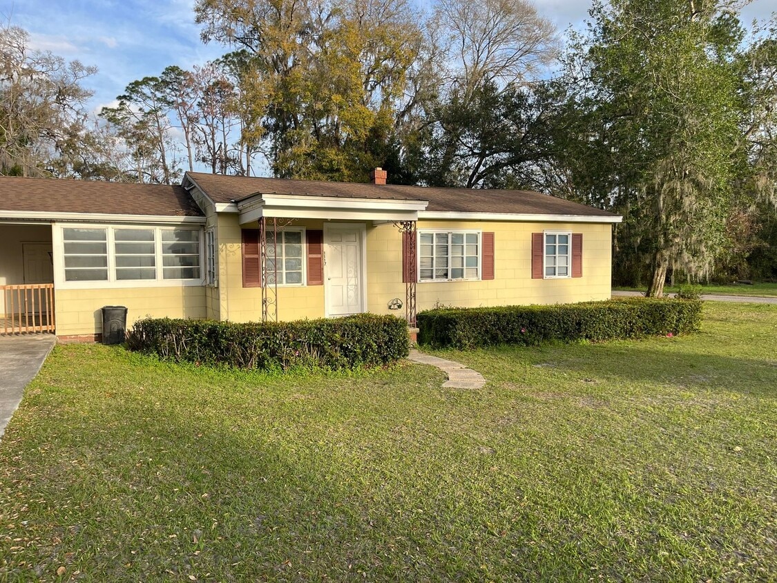 Foto principal - 3 Bedroom, 1 Bath home in Live Oak with la...