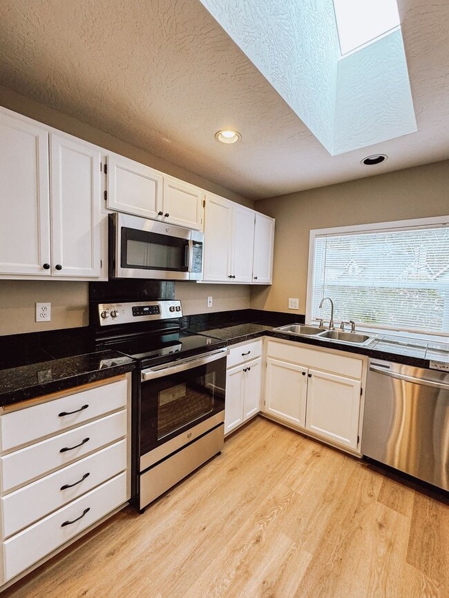 Building Photo - Newly Remodeled 2 Bed 1.5 Bath - A True Na...