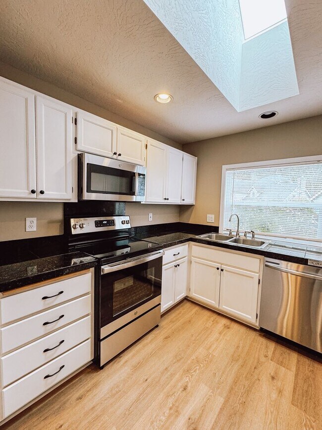 Foto del edificio - Newly Remodeled 2 Bed 1.5 Bath - A True Na...