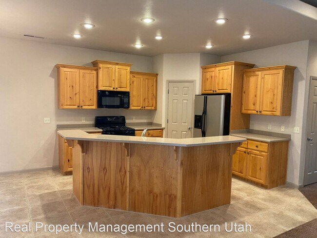 Building Photo - 3 br, 2 bath House - 2334 S River Road #4