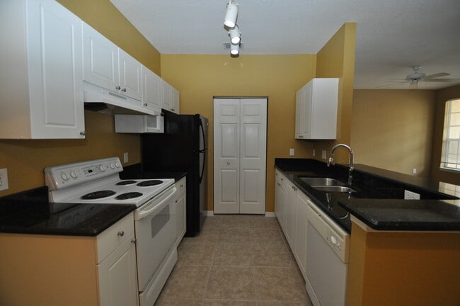 Building Photo - ALTAMONTE SPRINGS: Crescent Place at Lake ...