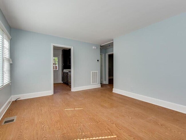 Building Photo - 943 Norland Rd
