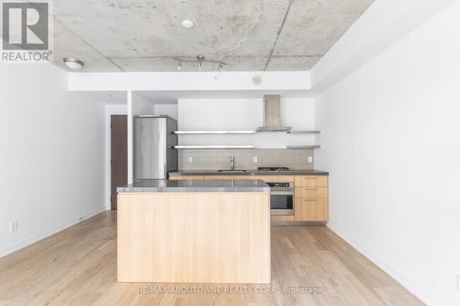 Building Photo - 560 King St W