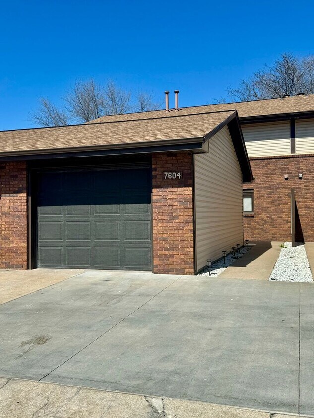 Primary Photo - Centrally located 2 bed, 1 1/2 bath townhouse