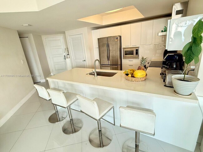 Foto del edificio - 250 Sunny Isles Blvd