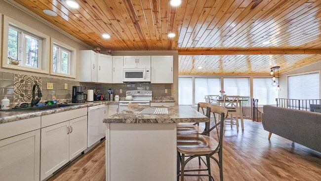 Building Photo - 352 Pine Mountain Ave
