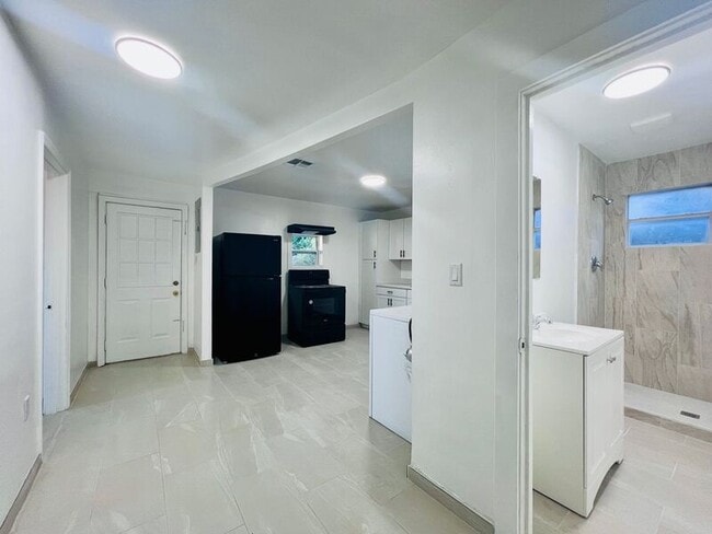 Building Photo - 5596 S Orange Blossom Trail