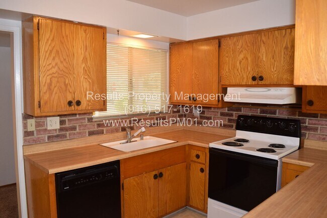 Foto del edificio - Adorable 3 Bedroom On tree line Street